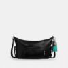Finn-crossbody-veske med lommer og anheng