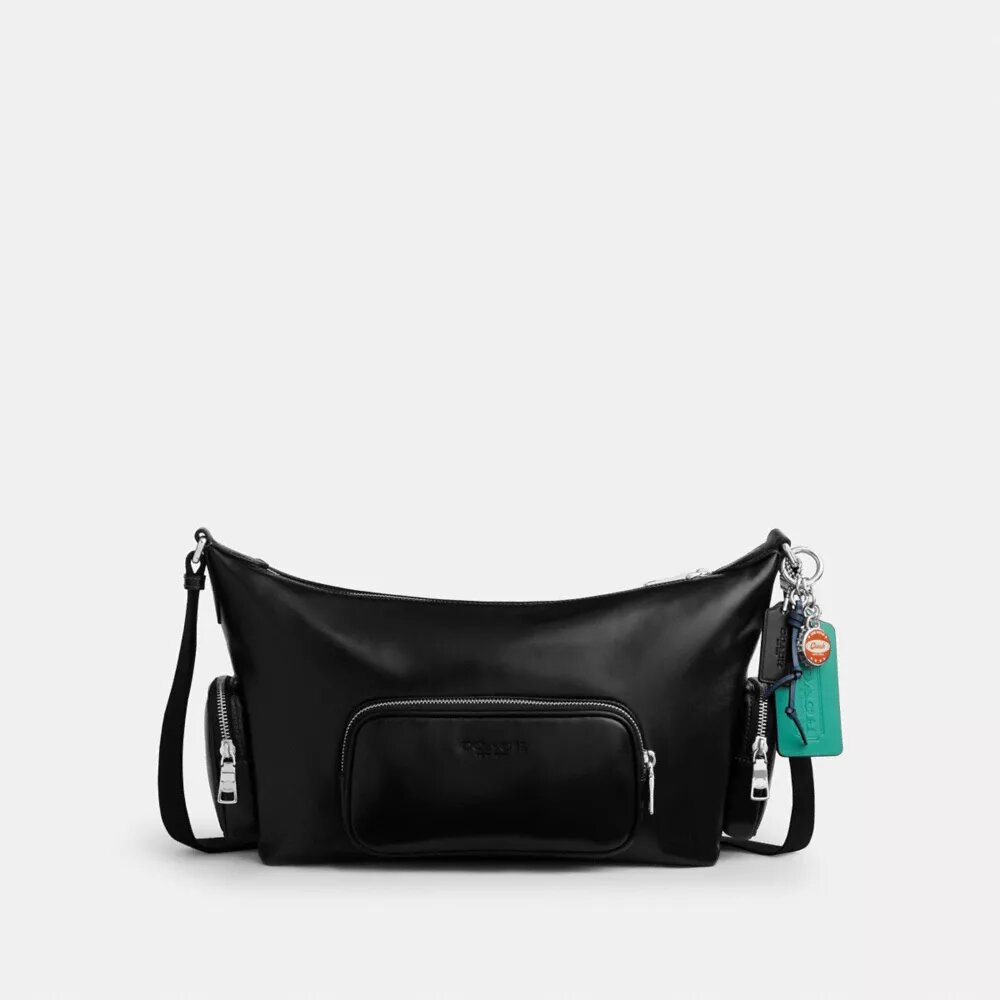 Finn-crossbody-veske med lommer og anheng