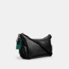 Finn-crossbody-veske med lommer og anheng