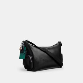 Finn-crossbody-veske med lommer og anheng