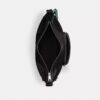 Finn-crossbody-veske med lommer og anheng