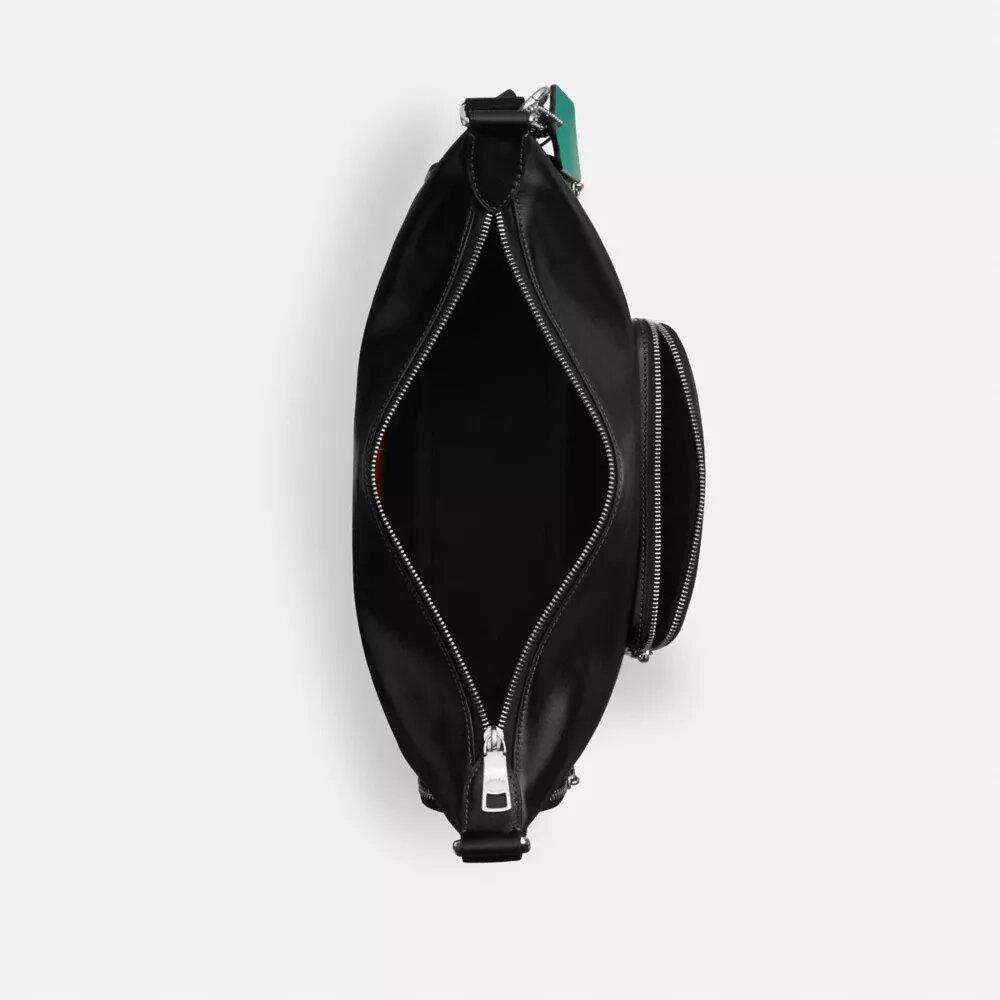 Finn-crossbody-veske med lommer og anheng