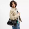 Finn-crossbody-veske med lommer og anheng