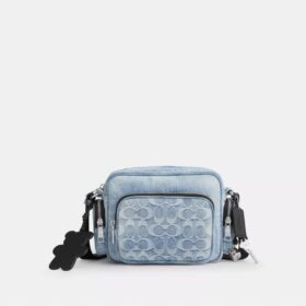 Fletcher-crossbody-veske i den populære signaturdenimen