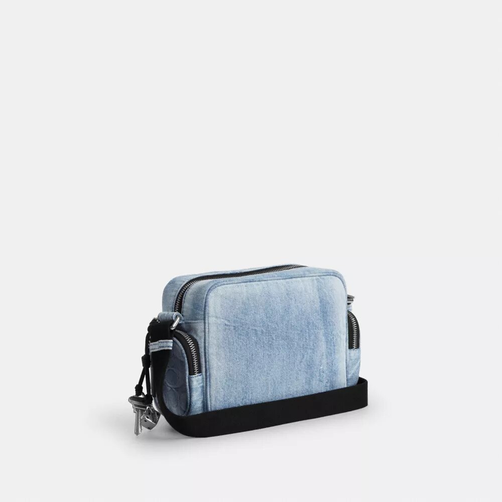 Fletcher-crossbody-veske i den populære signaturdenimen