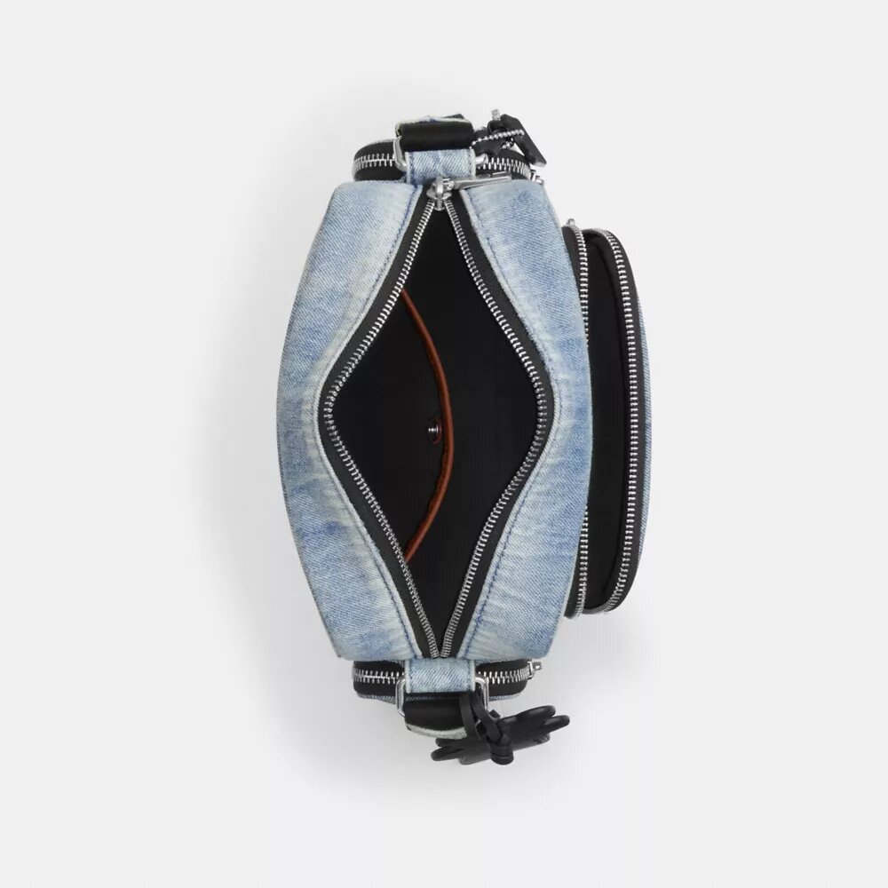 Fletcher-crossbody-veske i den populære signaturdenimen