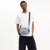 Fletcher-crossbody-veske i den populære signaturdenimen