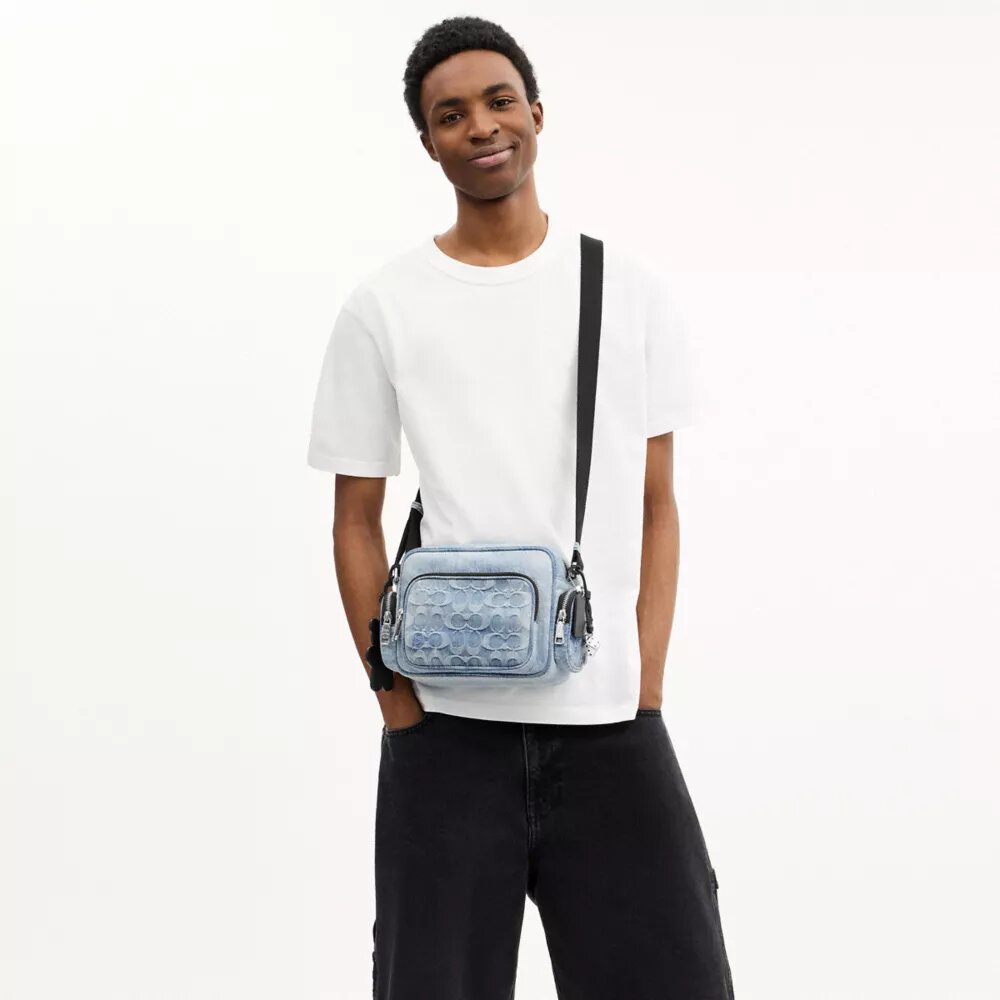 Fletcher-crossbody-veske i den populære signaturdenimen