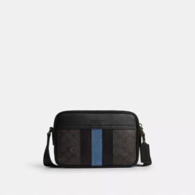 Graham-crossbody-veske i Signature Canvas med «Varsity Stripe»-mønster