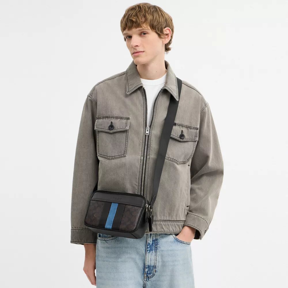 Graham-crossbody-veske i Signature Canvas med «Varsity Stripe»-mønster