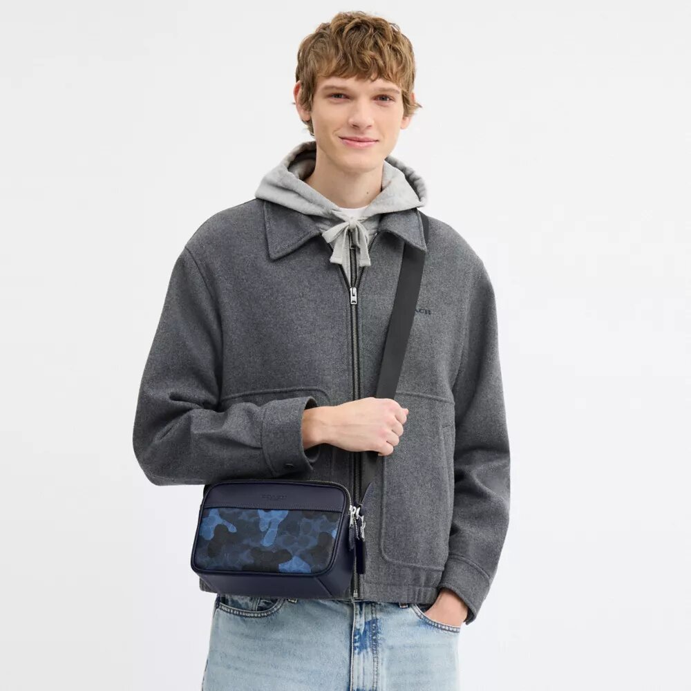 Graham-crossbody-veske med kryssrem i karakteristisk kamuflasjeprint