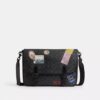 Hitch-messengerveske i Signature Canvas med lapper