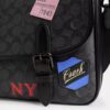 Hitch-messengerveske i Signature Canvas med lapper