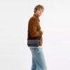 Jack liten crossbody-veske med klaff i Ombre Signature Canvas