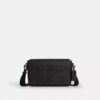 Jack liten crossbody-veske med klaff i Signature Canvas
