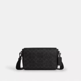 Jack liten crossbody-veske med klaff i Signature Canvas
