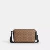 Jack liten crossbody-veske med klaff i Signature Canvas