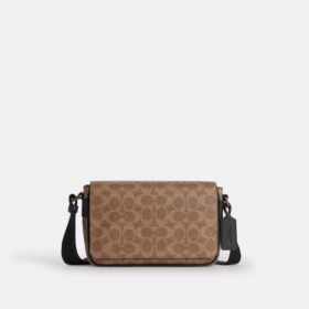 Jack liten crossbody-veske med klaff i Signature Canvas