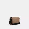 Jack liten crossbody-veske med klaff i Signature Canvas