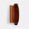 Jack liten crossbody-veske med klaff i Signature Canvas