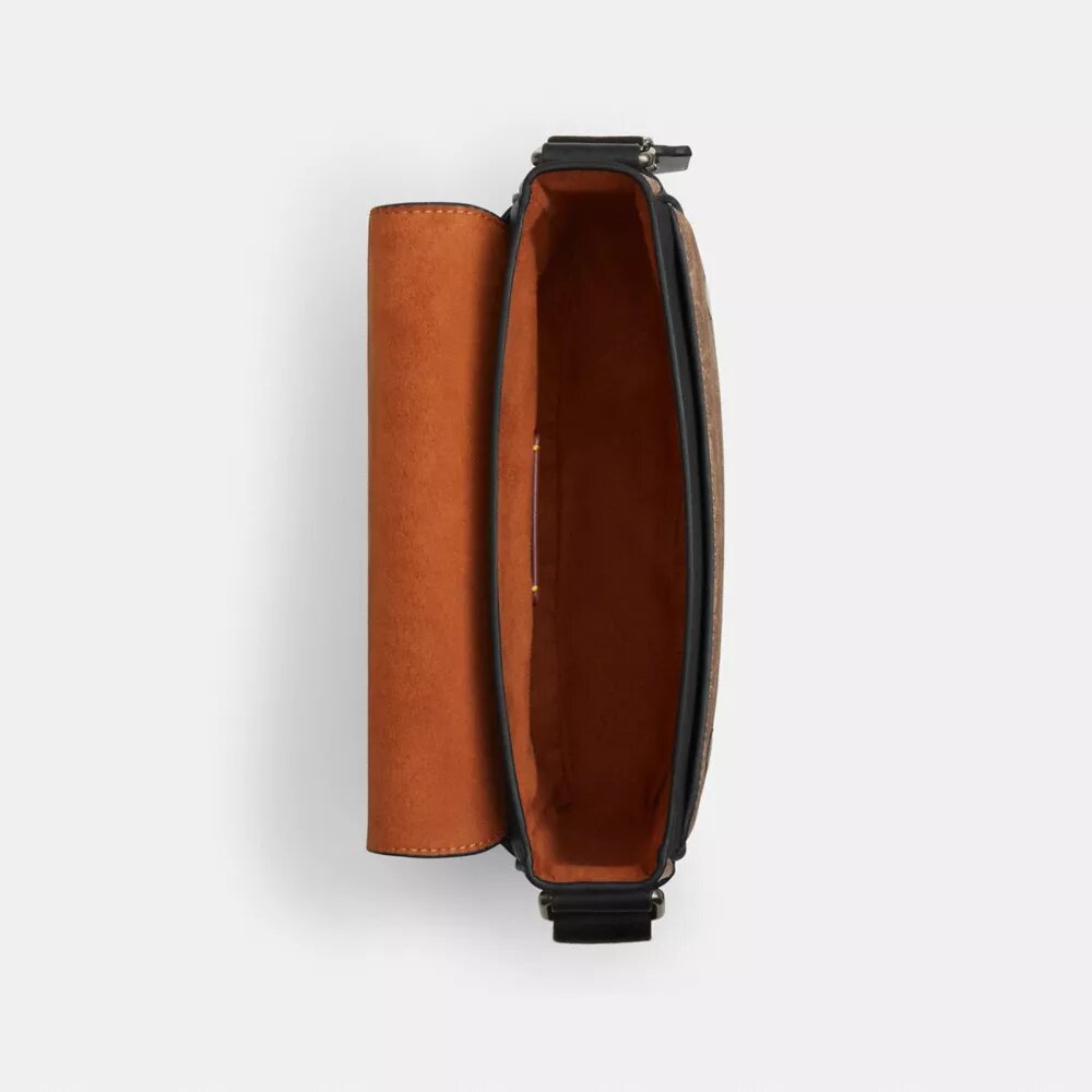 Jack liten crossbody-veske med klaff i Signature Canvas