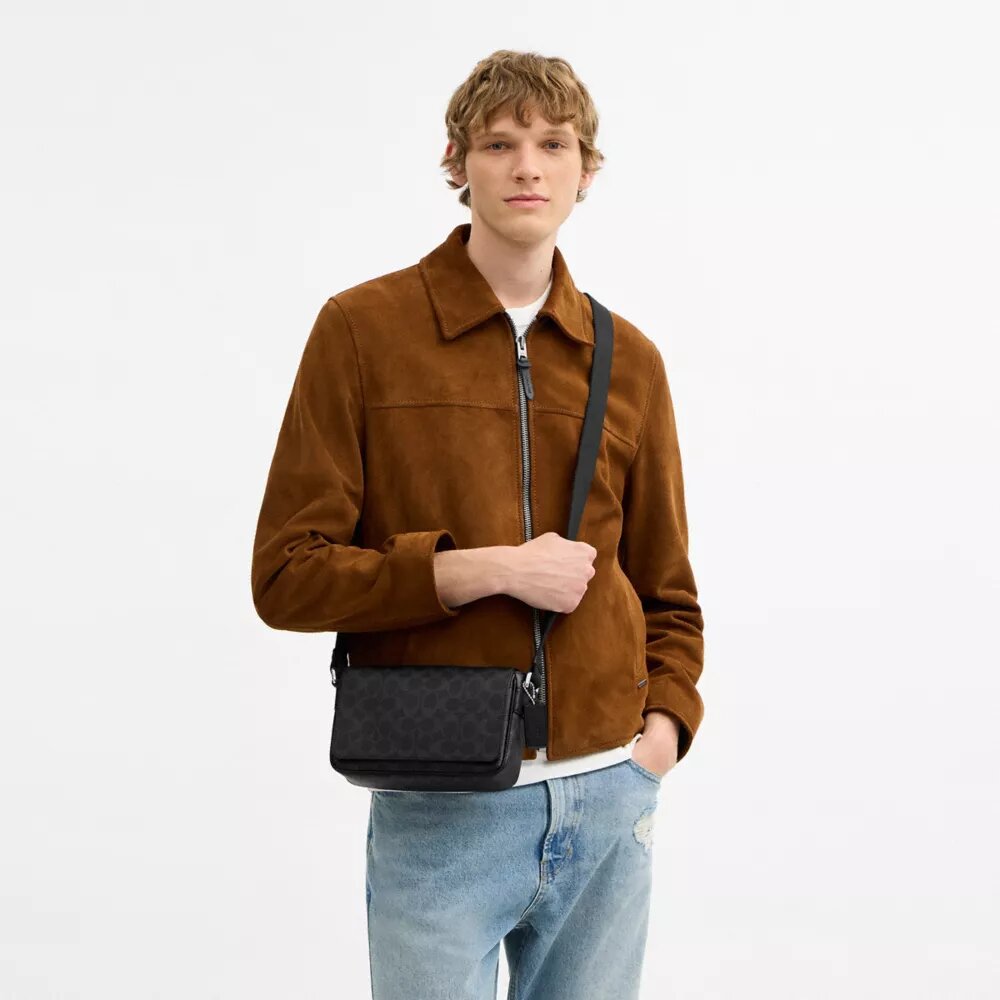Jack liten crossbody-veske med klaff i Signature Canvas
