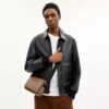 Jack liten crossbody-veske med klaff i Signature Canvas