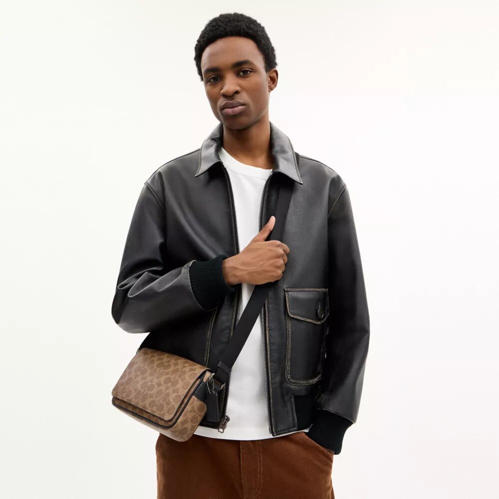 Jack liten crossbody-veske med klaff i Signature Canvas