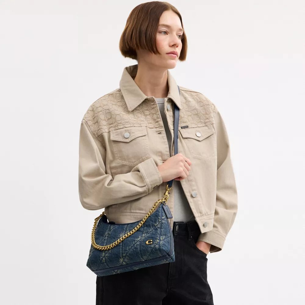 Juliet skulderveske 25 i regenerativ bomullsdenim med vattering