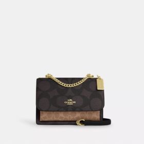 Klare crossbody-veske i blokkmønstret Signature Canvas