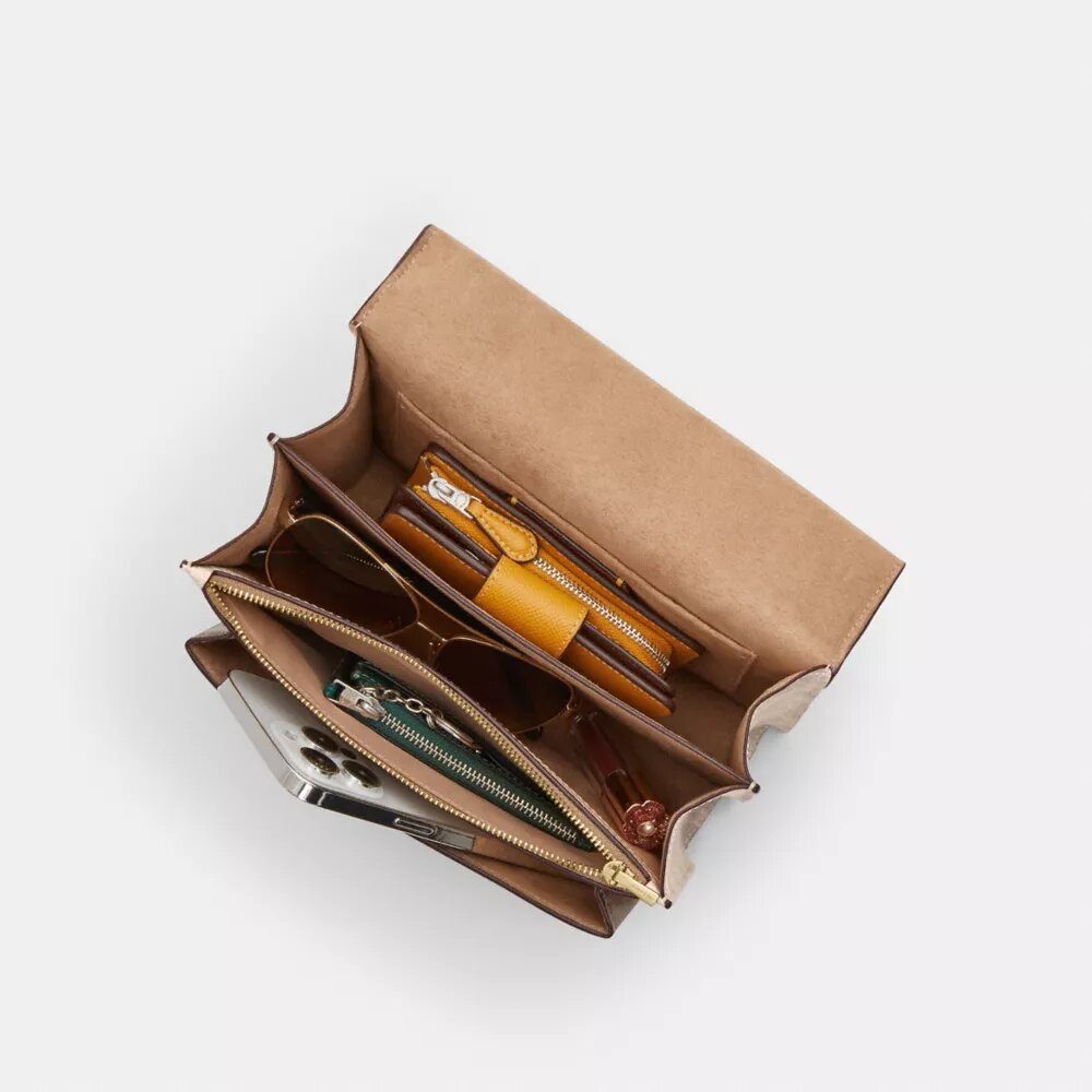 Klare crossbody-veske i blokkmønstret Signature Canvas