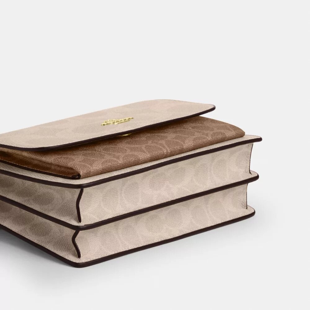 Klare crossbody-veske i blokkmønstret Signature Canvas