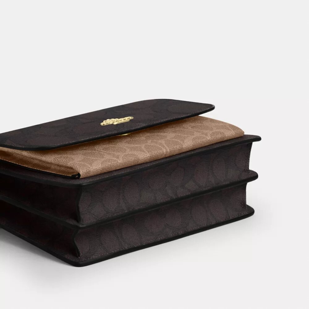 Klare crossbody-veske i blokkmønstret Signature Canvas