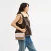 Klare crossbody-veske i blokkmønstret Signature Canvas