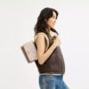 Klare crossbody-veske i blokkmønstret Signature Canvas