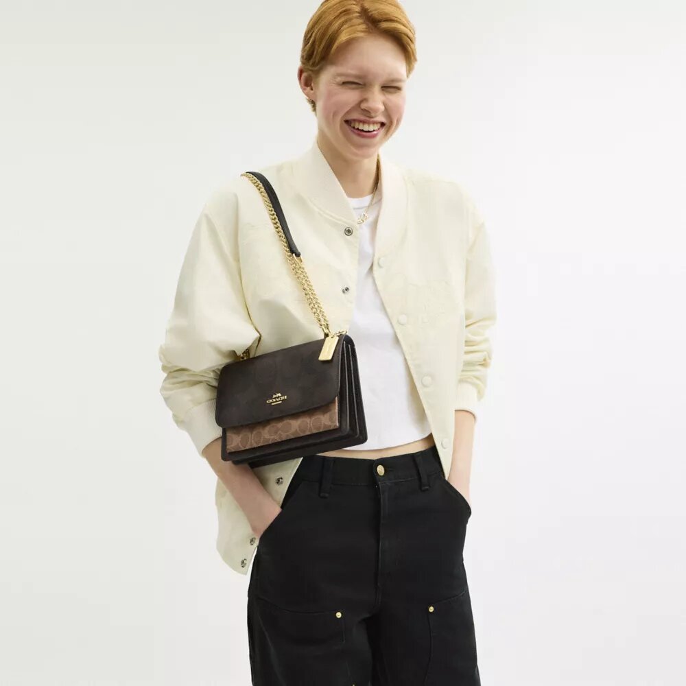 Klare crossbody-veske i blokkmønstret Signature Canvas