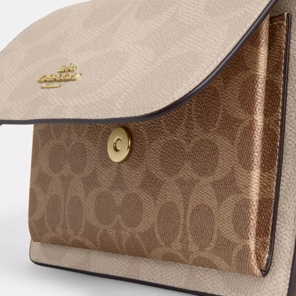 Klare crossbody-veske i blokkmønstret Signature Canvas