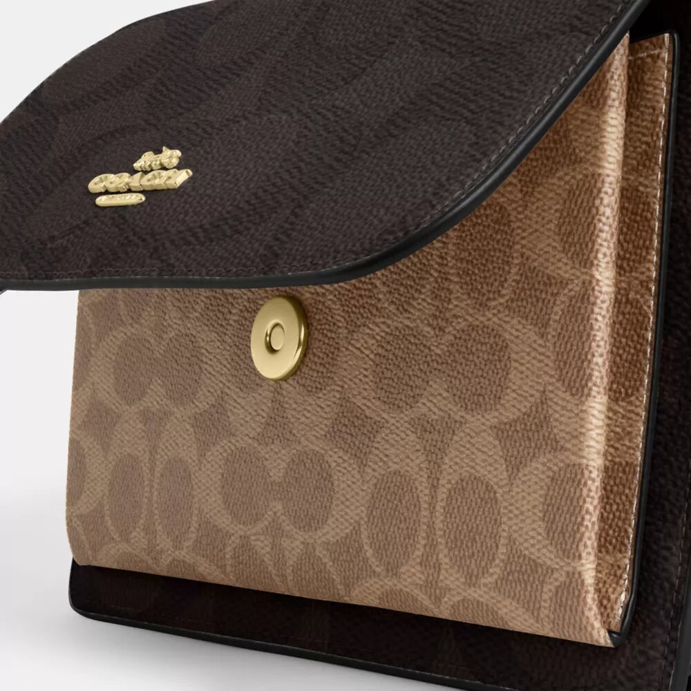 Klare crossbody-veske i blokkmønstret Signature Canvas