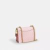 Klare-crossbody-veske i Signature Canvas med anheng