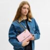 Klare-crossbody-veske i Signature Canvas med anheng