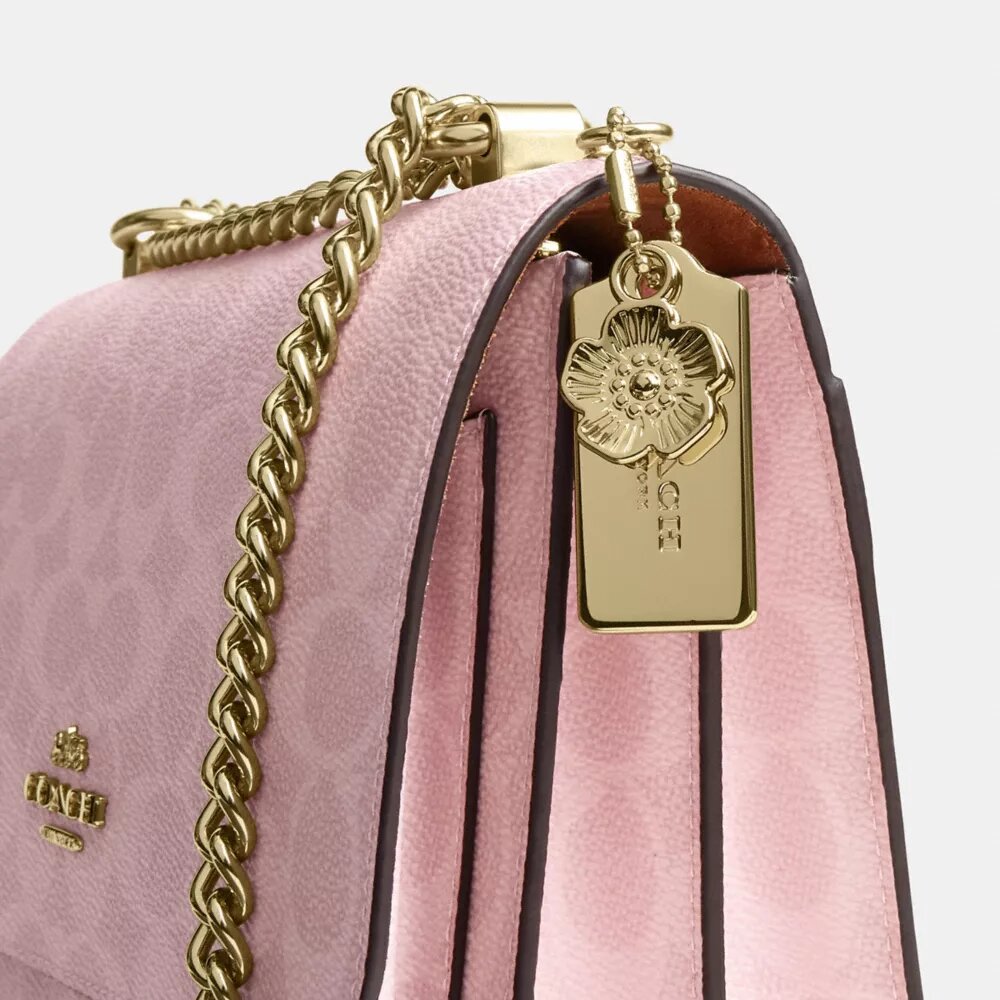 Klare-crossbody-veske i Signature Canvas med anheng