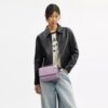 Klare-crossbody-veske i signaturlær