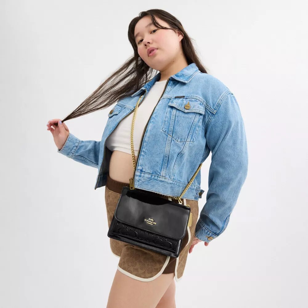 Klare-crossbody-veske i signaturlær