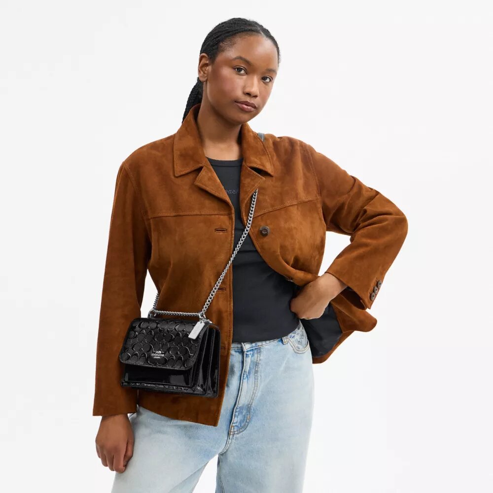 Klare-crossbody-veske i signaturlær