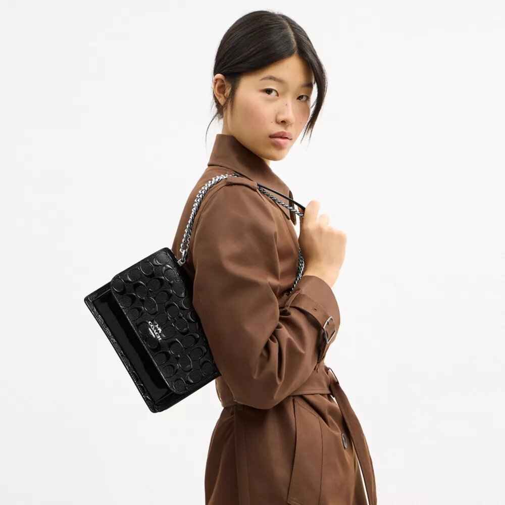 Klare-crossbody-veske i signaturlær