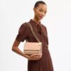 Klare-crossbody-veske i signaturlær