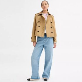 Kort trenchcoat med karakteristisk krage