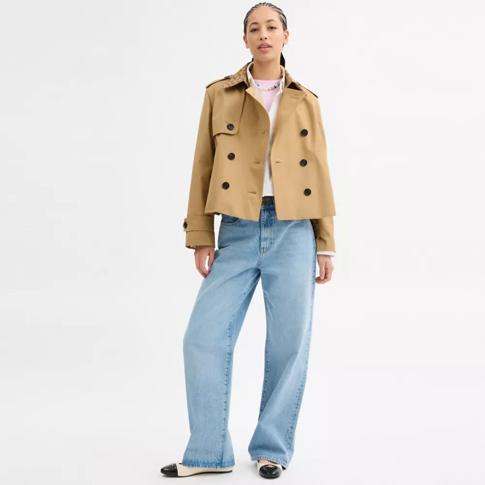 Kort trenchcoat med karakteristisk krage