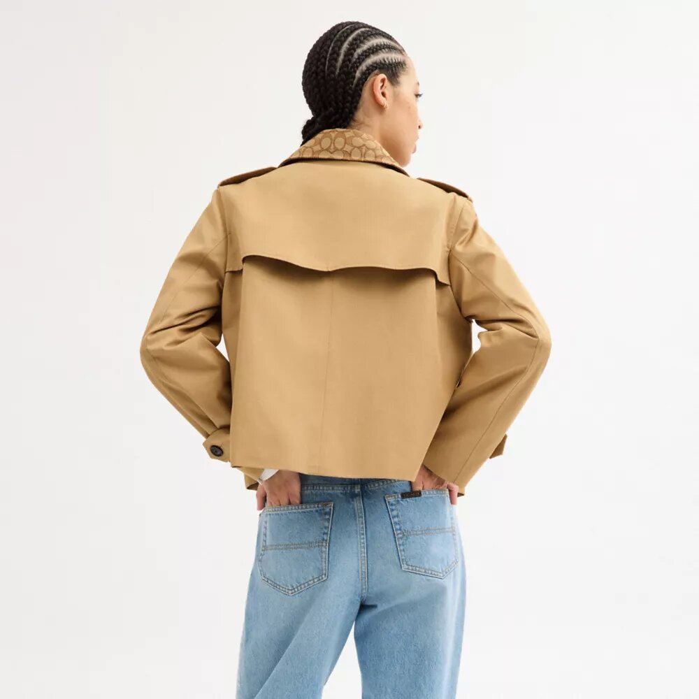 Kort trenchcoat med karakteristisk krage