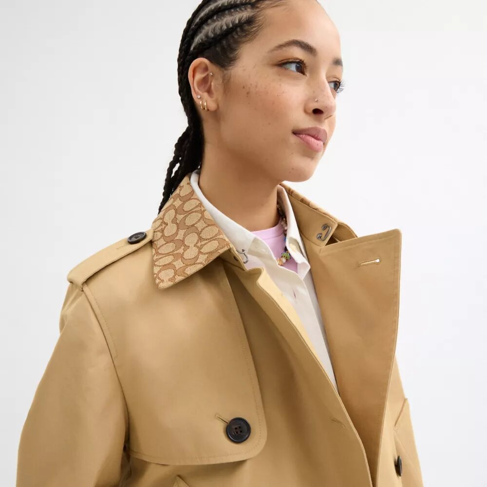 Kort trenchcoat med karakteristisk krage